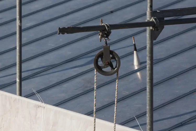 Imagem de polia utilizada em movimentação de cargas, essencial para garantir segurança e evitar acidentes em obras. Cuidados com movimentação de cargas são fundamentais.